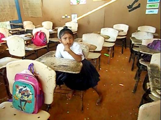 Niños enfrentan el mar por su derecho a la educación