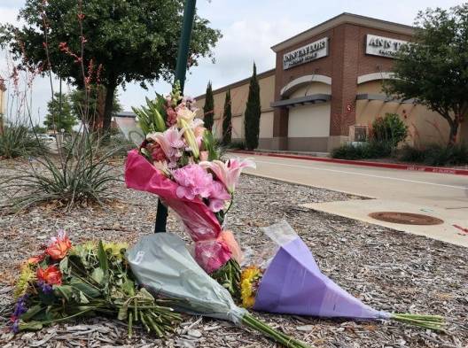 El centro comercial Allen Premium Outlet Mall cerrado debido a un tiroteo masivo ocurrido el día anterior en Allen, Texas,este 7 de mayo de 2023.