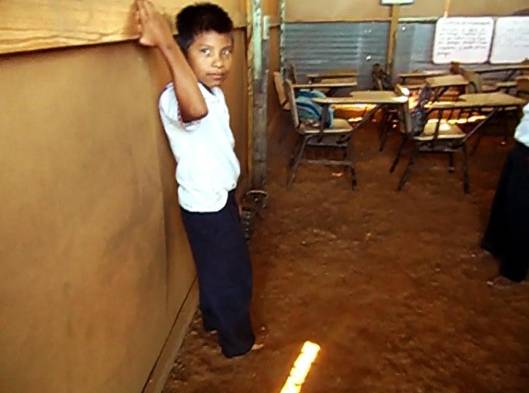 Niños enfrentan el mar por su derecho a la educación