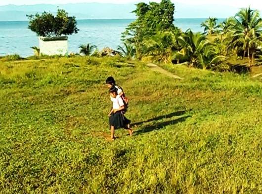 Niños enfrentan el mar por su derecho a la educación