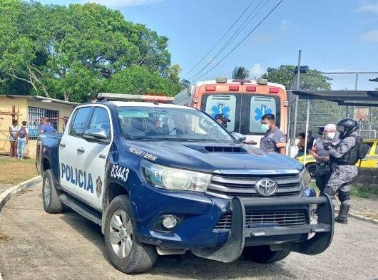 Hombre mata a mujer en la puerta de su casa 