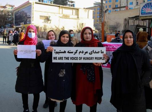 Mujeres y hombres protestan por separado en el Afganistán de los talibanes