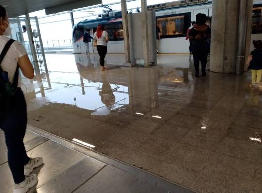Llueve en la ciudad y en segundos sus calles son ríos