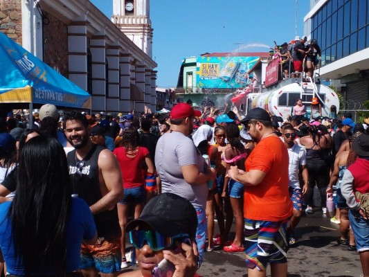 La berraquera celebró su sábado de Carnaval entre tonadas y murgas
