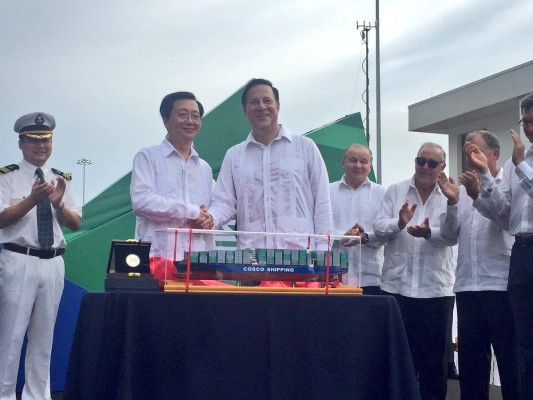 Presidente Juan Carlos Varela recibe reconocimiento por parte del CEO de Cosco.