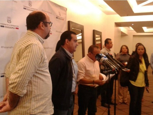 Momentos durante el anuncio de fin de la reunión de docentes.