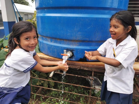 Meduca distribuirá gel alcoholado en las escuelas sin suministro de agua 