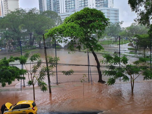 Lluvia deja inundaciones en diversas partes de la ciudad capital