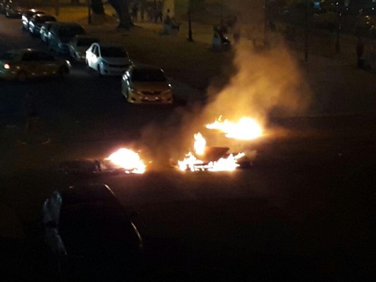 Colón amanece con incendio, cierre de calles, protestas y vandalismo
