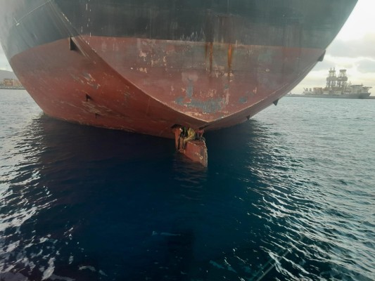 Imagen facilitada a EFE por Salvamento Marítimo de los tres varones localizados sobre el timón del petrolero Alithini II, buque con bandera de Malta.