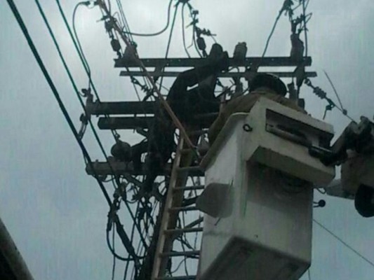 Por varias horas permaneció guindando, el cuerpo sin vida del obrero