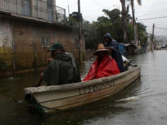 La tormenta ha causando inundaciones en algunas calles, dejándolas incomunicadas.