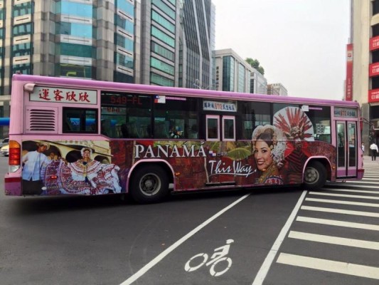 Buses en Taipéi tendrán imágenes del folclor panameño.