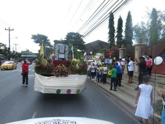 Caravana tras la llegada de la reliquia de Don Bosco en Pedregal.