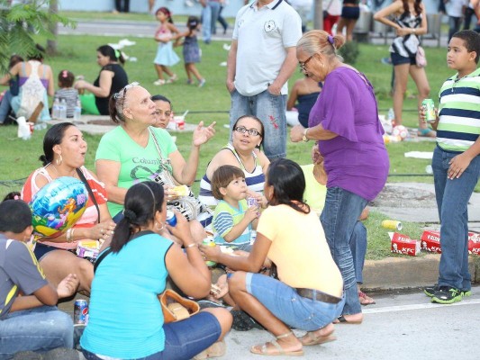 Niños, con sus padres y abuelos, fueron a disfrutar de la fiesta.