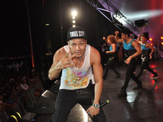 Nigga, uno de los artistas más esperados de la noche, deleitó al público con su extenso repertorio y cuerpo de baile.