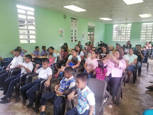 Celebran Navidad y Día de las Madres en escuela de Trinidad Arriba