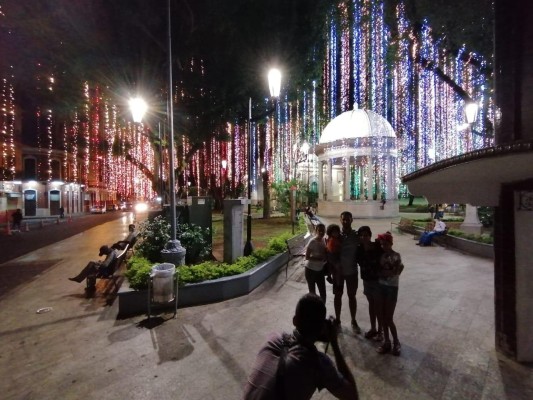 ¡Ya viene Navidad! Encienden los foquitos en el parque de Santa Ana