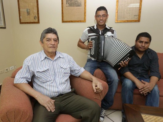 Hilario Cedeño (izq.) acompañado de sus dos hijos.