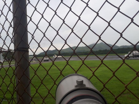 Medios de comunicación a la espera de 'El Loco' en el Aeropuerto Internacional de Tocumen.