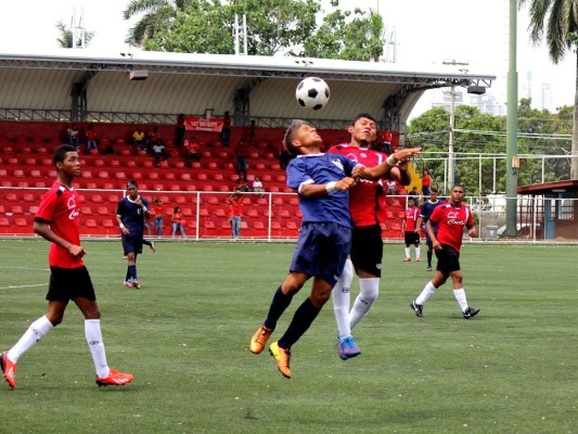 Los muchachos del Instituto Urracá de Veraguas (azul) salieron con todo.