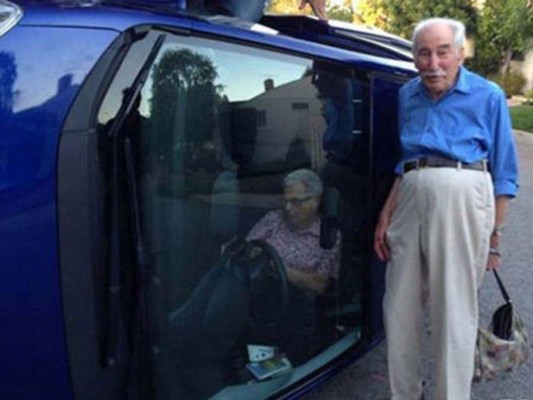 Foto de abuelita atrapada en su auto volcado causa revuelo en la web