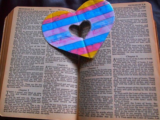 Poeta prepara revolucionaria versión gay de La Biblia.