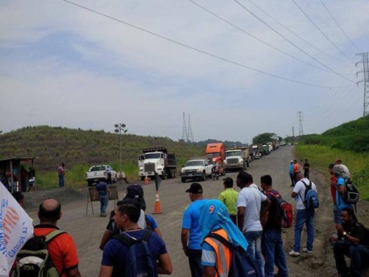 Obreros desde el lunes se han mantenido protestando en la entrada del proyecto.