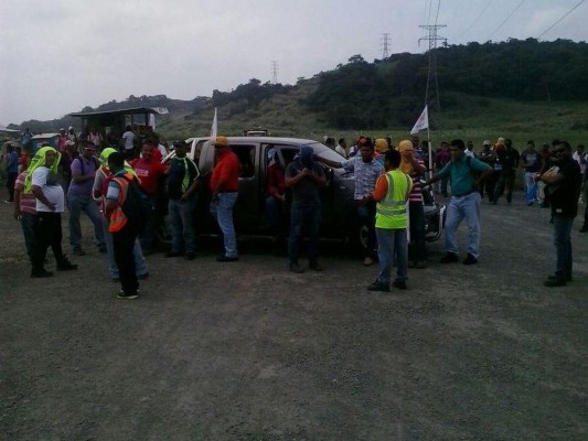 Personal afiliado a Untraics en huelga bloqueó el cruce hacia el proyecto.