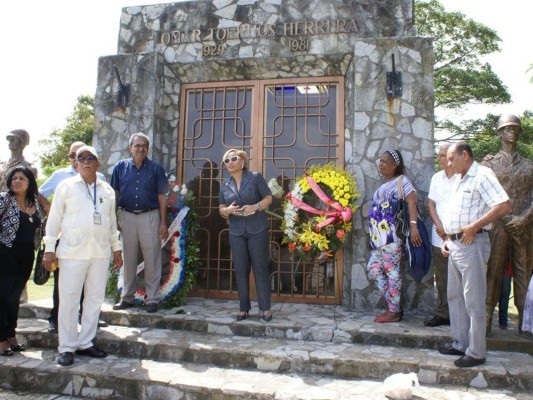 El actual CEN conmemoró al general en el mausoleo.