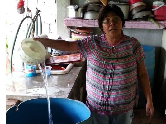 Moradores usan agua de lluvia en sus casas.