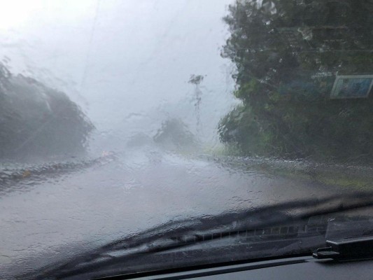 Lluvia deja inundaciones en diversas partes de la ciudad capital