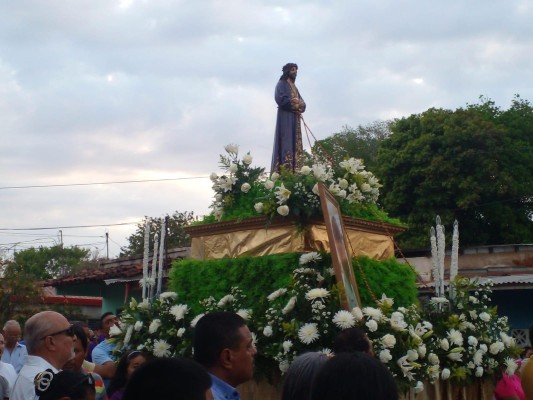 Cientos de feligreses participaron de la procesión La Atalayita