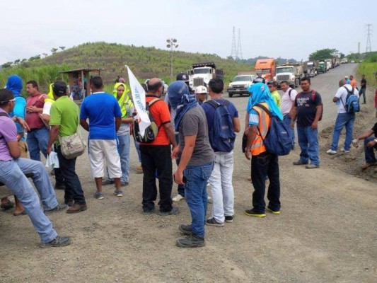 Trabajadores cerraron el paso que conduce al proyecto PAC 4 de la ampliación.