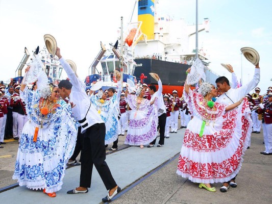 Estudiantes del Moisés Castillo Ocaña hicieron una presentación folclórica en honor al Canal de Panamá.