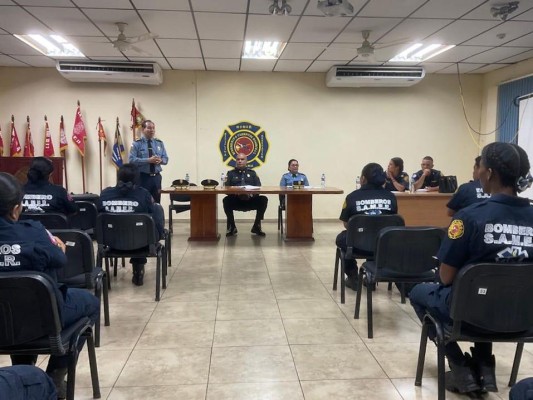 Director de los bomberos se reúne con técnicos de urgencias médicas