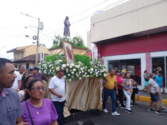 Cientos de feligreses participaron de la procesión La Atalayita