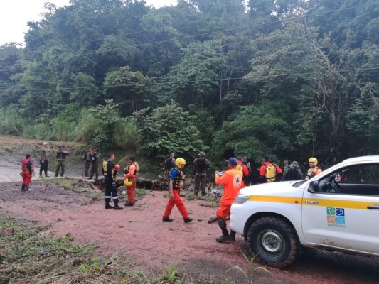 Resulta ser que la tarde del domingo, el hombre caminaba sobre el puente, pero cayó al caudoloso afluente.