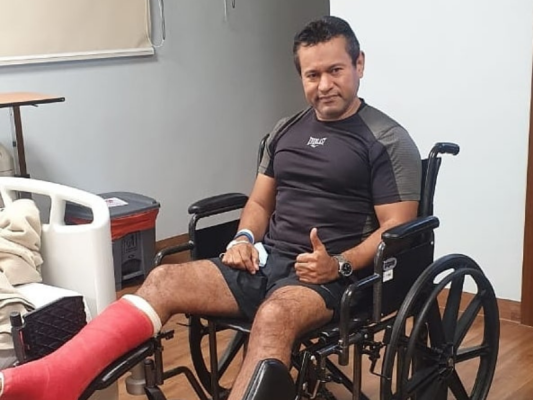 Samy Sandoval en silla de ruedas en un baile, se desgarró el tendón de Aquiles