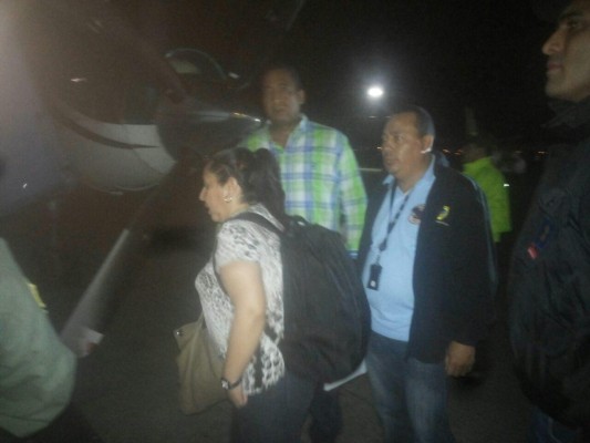La exjefa de inteligencia de Colombia María del Pilar Hurtado aborda una avioneta con destino a Bogotá (Colombia), rodeada por agentes de la Interpol-Panamá, hoy, sábado 31 de enero de 2015, luego de ser expulsada por el Gobierno panameño, en el aeropuerto internacional de Tocumen (Panamá).