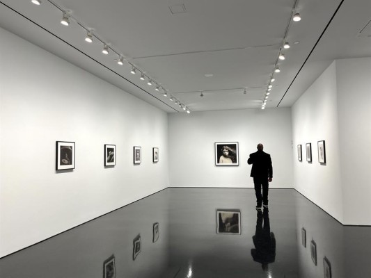 Un asistente observa las obras generadas con inteligencia artificial por el cineasta Bennett Miller en la galería Gagosian de Nueva York (EE.UU.).
