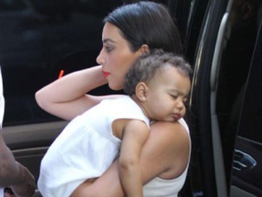 Kim Kardashian y su hija, víctimas de un ataque racista en un avión