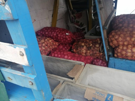 En Colón:  embarcación colombiana es retenida por posible contrabando de cebollas