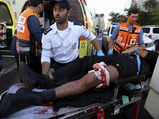Un israelí herido es evacuado en ambulancia tras ser víctima del ataque contra una sinagoga en Jerusalén (Israel)..