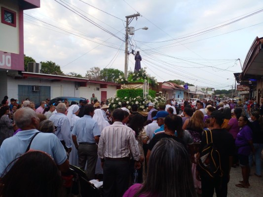 Cientos de feligreses participaron de la procesión La Atalayita