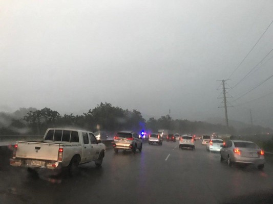 Lluvia deja inundaciones en diversas partes de la ciudad capital