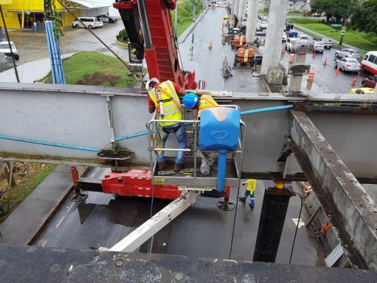 En conjunto la estructura está  conectada por más de 200 pernos o tornillos de alta presión (torque).