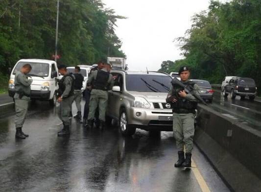 En la escena del crimen hay una gran cantidad de unidades de la Policía Nacional.