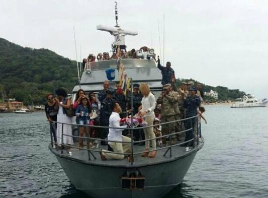 De León aprovechó el sol y la brisa de la Bahía de Panamá para pedirle a Merely que unieran sus vidas.