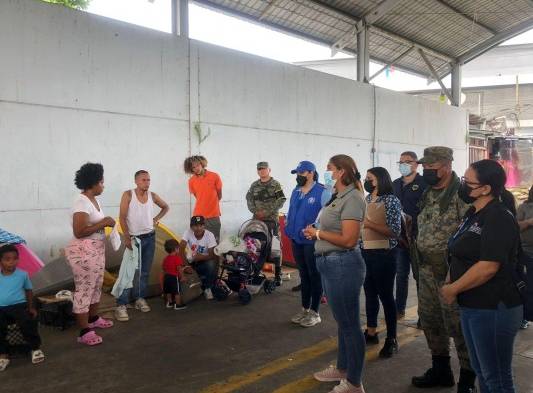 Personas migrantes venden golosinas en Paso Canoas, Migración los aborda 